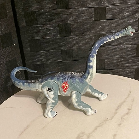 brachiosaurus in a fisher's net 2000  The Creative Company The Brachiosaurus figure also has multiple points of neck Vtg 2000 Hasbro Jurassic Park